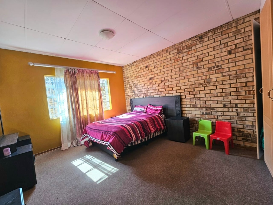 5 Bedroom Property for Sale in Kannoniers Park North West